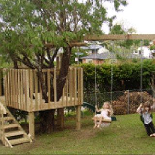 Tree house Build A Tree House, Backyard Treehouse, Swing Set Plans, Simple Tree House, Tree House Plans, Tree Fort, Tree House Diy, Tree House Kids, Simple Tree