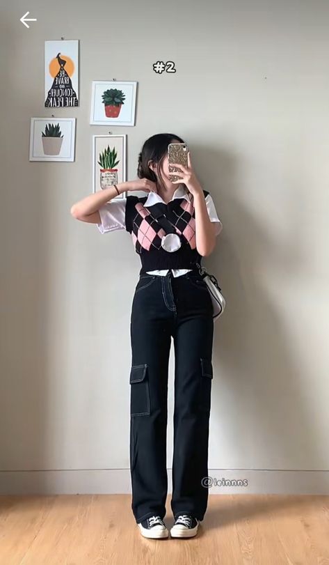 cr to elaine alethea on tiktok (@ on pic) cargo pants outfit casual academic campus fashion Cargo Pants Outfit Casual, Outfit Celana, Campus Fashion, Cargo Outfit, Campus Style, Cargo Pants Outfit, Pants Outfit Casual, Tomboy Style Outfits, Tomboy Fashion