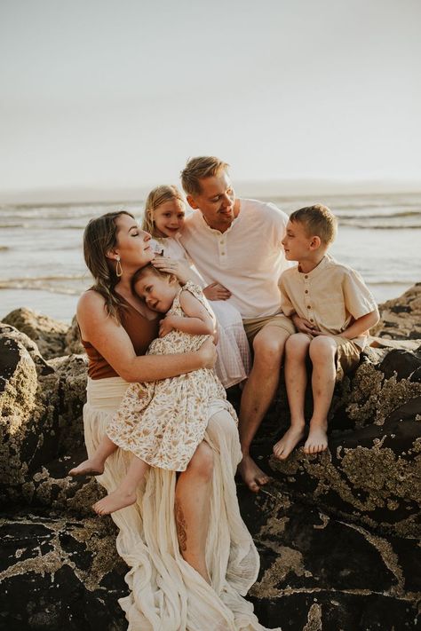 Family of 5 embracing sitting on a rock on the beach at sunset Beach Photography Family, Couple Pregnancy Photoshoot, Oregon Beaches, Cannon Beach Oregon, Hawaii Outfits, Gig Harbor, Family Of 5, Beach Family Photos, Beach Sessions