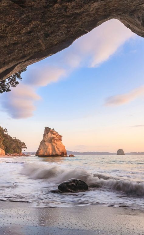 20 Incredible New Zealand Landmarks. Lying on the shores of Koekohe Beach, the golden sands and pristine water make for the perfect backdrop to these incredible boulders. Rising two metres and weighing several tones, the Moeraki Boulders are a sacred landmark for the Maori people. #newzealand #travel #nature #nz Cathedral Cove, Lake Wakatipu, Lake Wanaka, New Zealand Landscape, Visit New Zealand, Fairy Queen, New Zealand Travel, Famous Landmarks, South Island