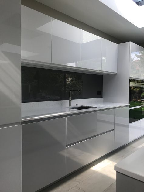 Kitchen Interior White And Grey, Kitchen Ideas White And Grey, Kitchen Interior Grey, Grey And White Kitchen Cabinets, White Grey Kitchen, Grey White Kitchen, White And Grey Kitchen, Glossy Kitchen, Modern Grey Kitchen