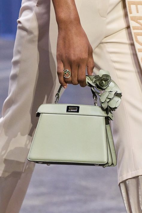 Spring Ready To Wear 2023, Ready To Wear 2023, Fendi Spring 2023, Spring Ready To Wear, Fendi Peekaboo Bag, Purse Trends, Spring 2023 Ready To Wear, Beer Outfit, 2023 Ready To Wear Collection