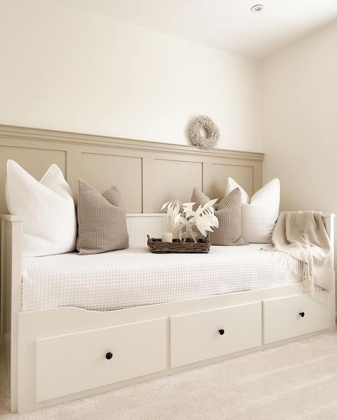 Small Spare Bedroom Ideas, Spare Bedroom Decor, Small Spare Room, Hemnes Day Bed, Guest Bedroom Home Office, Daybed Room, Guest Bedroom/office, Small Guest Bedroom, Guest Bedroom Decor