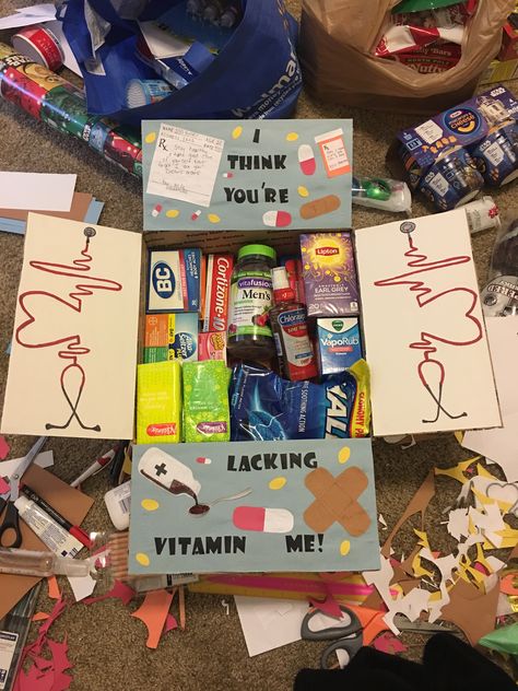 Medicine Basket Gift, Sick Package For Boyfriend, Gym Care Package For Him, Diy Sick Care Package, Creative Care Packages, Deployment Anniversary Care Package, Sick Gift Basket For Him, Care Package Ideas For Boyfriend Sick, Diy Medicine Box Ideas