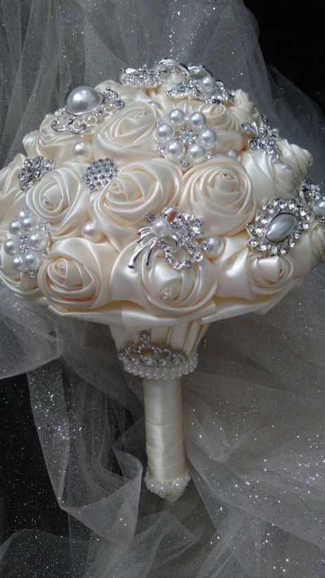 Pearl Bouquet Wedding, Pearl Bridal Bouquet, Ivory Wedding Bouquet, Ivory Rose Bouquet, Satin Flowers Diy, Elegant Bridal Bouquets, Brides Flowers Bouquet, Ivory Bouquet, Ivory Bouquet Wedding