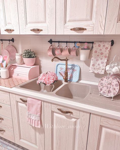 Cocina Shabby Chic, Pink Kitchen Decor, Home Backyard, Garden Home Decor, Interior Design Per La Casa, Dream Apartment Decor, Farm Kitchen, Decor Flowers, Home Garden Decor