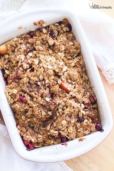 Easy Cranberry Apple Cobbler is filled with sweet apples and fresh cranberries, and is topped with the best brown sugar cinnamon crumble! This Apple Cranberry Crisp with a Brown Sugar Cinnamon Crumble is a simple dessert perfect for the holiday season! #julieseatsandtreats #dessertrecipe #cranberry #crisp #apple #cobbler #oatmeal #streusel #recipe #easydessert #holidays #holidaydessert Apple Cranberry Crisp Recipe, Thanksgiving Desserts Apple, Apple Crisp With Oatmeal, Cranberry Cobbler, Apple Cranberry Crisp, Cranberry Crisp, Fruit Crisp Recipe, Apple Crisp Topping, Easy Apple Crisp Recipe