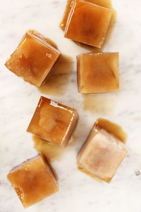 Honey Ice Cubes, Ice Tea Photography, Koffee Mameya, Make Chai Tea, Tea Ice Cubes, Ice Cube Recipe, Tea Lattes, Iced Chai Tea, Flavored Ice Cubes