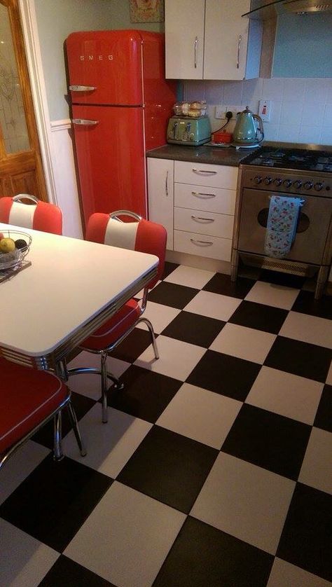 American Diner Kitchen Ideas, Retro Diner Aesthetic Kitchen, 50s Themed Kitchen, Diner Kitchen Aesthetic, Diner Inspired Kitchen, Retro Diner Interior, 2000s Kitchen Aesthetic, 50s Inspired Kitchen, Diner Aesthetic Kitchen