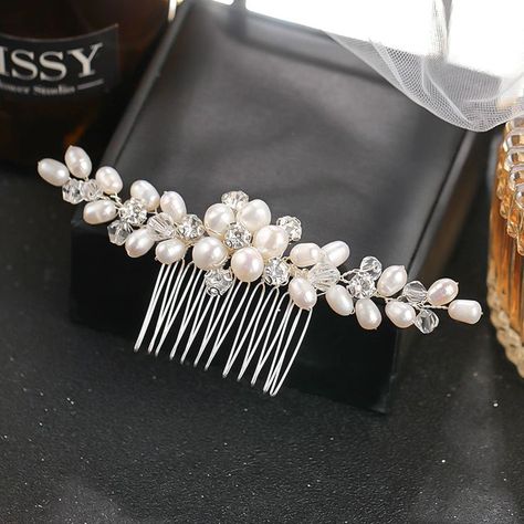 Elegant Bridal hair comb made with freshwater pearls and rhinestones. Pearl Bridal Hair Accessories, Wedding Hairdo, Pearl Hair Comb Wedding, Pearl Wedding Hair, Bridal Hair Combs Pearl, Jewellery Wire, Pearl Hair Combs, Hairdo Wedding, Wedding Hair Piece