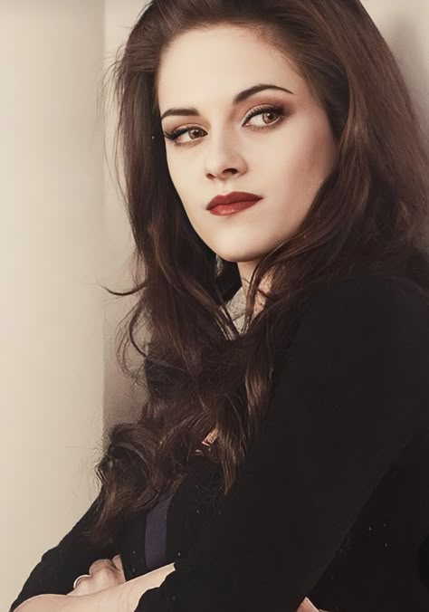 Bella Swan Vampire, Twilight Makeup, Twilight Characters, Vampire Twilight, Eye Makeup Images, Reign Dresses, Bella Cullen, Vampire Makeup, Makeup Inspired