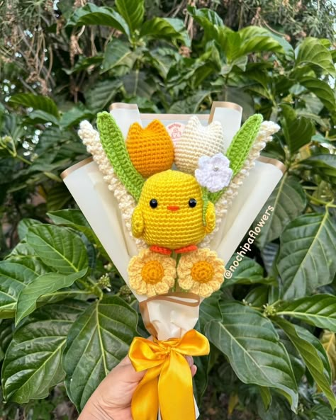 💛💛 Ramo pollito 💛💛 🌼💛 El 21 de marzo se regalan flores amarillas a esa persona con la que quieres pasar el resto de tu vida, pinta tu amor de amarillo con nuestras flores 💛🌼 💛 ¡Agenda abierta! 💛 ❗️Envíos fuera de Usulután con cargo extra ❗️Entregas en Usulután #floresamarillas #floresamarillas🌻 #amarillo #flores #crochet #floricienta #floreseternas #florescrochet #21demarzodiamundialdelsindromededown #crocheting #regalos #detalles #amor #emprendimiento #hechoamano #hechoenelsalvador #el... Crochet Bouquet, Flower Packaging, Line Art Drawings, Handmade Flowers, Crochet Fashion, Flower Crafts, Crochet Designs, Easy Crafts, Crochet Amigurumi