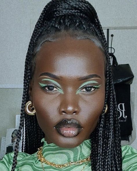 Green Makeup Looks, Maquillage On Fleek, Mekap Mata, Hair Afro, Smink Inspiration, Pelo Afro, Green Makeup, Cute Makeup Looks, Creative Makeup Looks