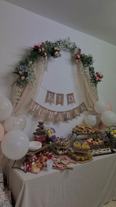 Essen, Eid Mubarak Table Decoration, Eid Set Up, Eid Home Decor, Eid Decoration Ideas Living Rooms, Eid Table Decoration, Eid Mubarak Decoration Ideas Diy, Eid Al Fitr Decorations, Eid Table Setting Ideas