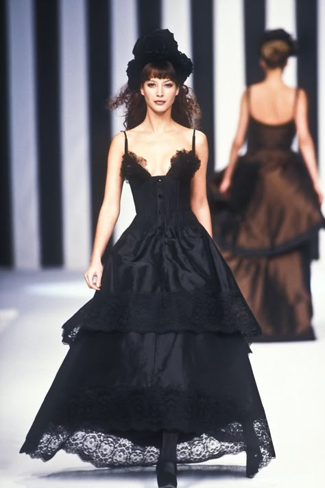 Dark Feminine Style, 90s Runway Fashion, Christy Turlington, Couture Designers, Couture Runway, Looks Vintage, Fashion History, Fancy Dresses, Dream Dress