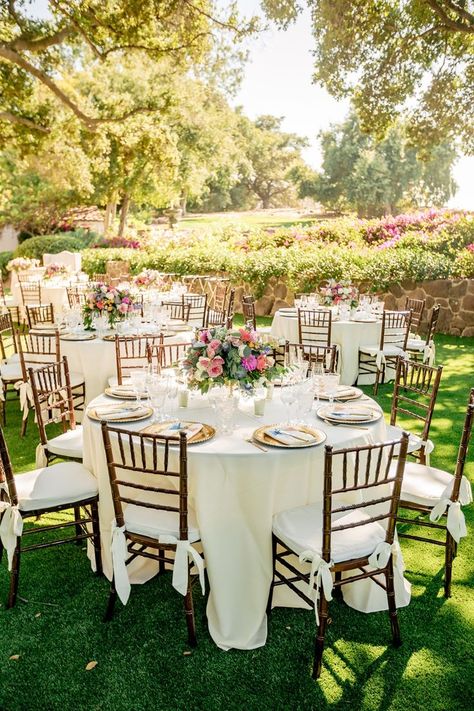 Springtime wedding reception Outdoor Wedding Tables, Simple Wedding Reception, Round Wedding Tables, Wedding Reception Table Decorations, Backyard Reception, Garden Wedding Reception, Summer Garden Wedding, Spring Outdoor, Reception Flowers