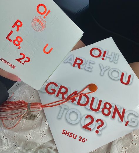 Stray Kids Graduation Cap Ideas, Kpop Graduation, Twice Graduation Cap, Nct Graduation Cap, Skz Graduation Cap, Kdrama Graduation Cap, Txt Grad Cap, Txt Graduation Cap, Stray Kids Graduation Cap