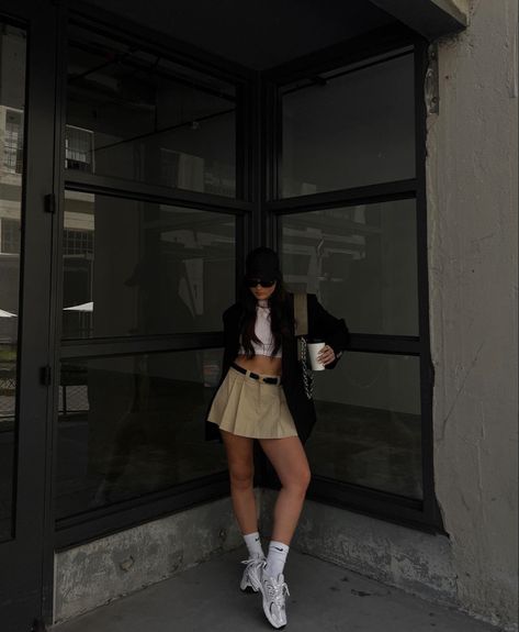 Beige Mini Skirt Outfit, Beige Skirt Outfit, Ny Outfits, Skirt Outfits Fall, Beige Outfit, Body Suit Outfits, Miniskirt Outfits, Causual Outfits, Clothes Dress