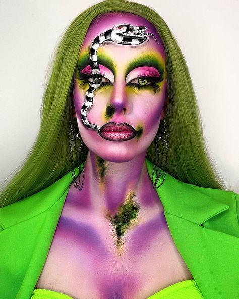 Beetlejuice Makeup: 25 Bold and Unique Ideas for a Striking Look 70s Inspired Makeup, Makeup Unique, Coloured Contacts, Beetlejuice 2, Beetlejuice Makeup, Look Halloween, Halloween Shoot, Holloween Makeup, Creepy Halloween Makeup