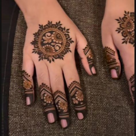 Butta Mehndi Design, Highlights Name For Me, Normal Mehendi Design, Upper Hand Mehndi Designs, Mehendi Bunch, Plam Mehandi Designs, Mehndi Design Front Hand Simple, Simple Mehndi Design Front Hand, Mehndi Dizain