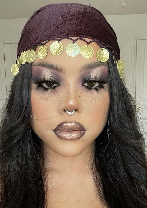 Pregnant Fortune Teller Costume, Male Fortune Teller Costume, Gypsycore Outfits Halloween, Costume Halloween Donna, Romani Makeup, Psychic Halloween Costume, Romani Costume, Pirate Makeup Looks, Gasparilla Outfits