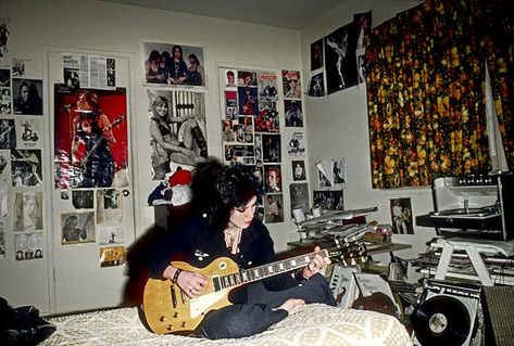 Sala Grunge, Punk Bedroom, Rock Bedroom, Emo Room, Punk Room, Grunge Bedroom, Joe Strummer, Iggy Pop, Grunge Room