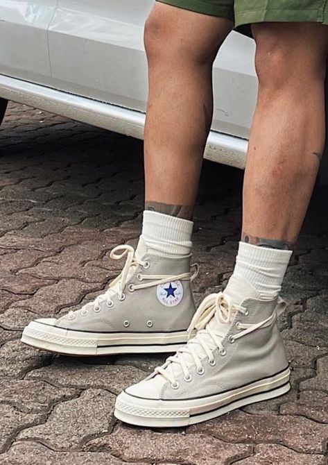 Shoes Men Converse, Men Chuck Taylors Outfit, Grey Converse Outfit Men, Converse Mens Outfits, Chucks Outfit Men, Mens Chuck 70 Outfit, Aesthetic Sneakers Men, Chuck 70s Outfit Men, Converse 1970s Outfit Men