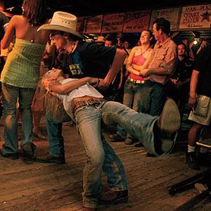 Country dancing -- so fun! Crowded Place, Gruene Hall, Country Relationships, Cotton Eyed Joe, Country Line Dancing, Texas Music, Barn Dance, Country Couples, Swing Dancing