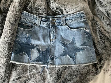 Diy Jean Skirt Design, Demin Mini Skirt Y2k, Y2k Denim Skirt Outfit Aesthetic, Mini Y2k Skirt, Cute Y2k Skirts, Early 2000s Mini Skirt Outfit, Star Mini Skirt, Star Skirt Y2k, Star Jean Skirt