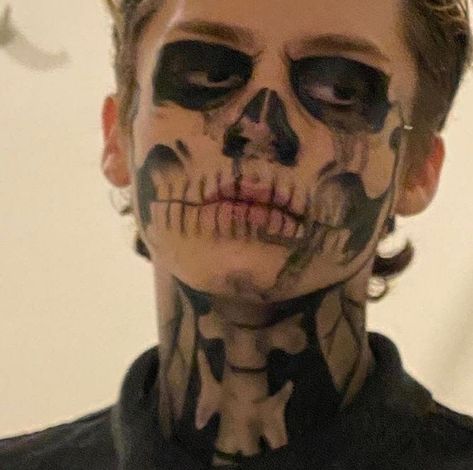 Halloween Makeup On Men, Skeleton Face Paint Halloween, Halloween Skeleton Face Paint, Skeleton Makeup Neck, Skull Face Paint Aesthetic, Skeleton Makeup Boy, Mens Skeleton Makeup, Skull Face Costume, Facepainting Ideas Halloween