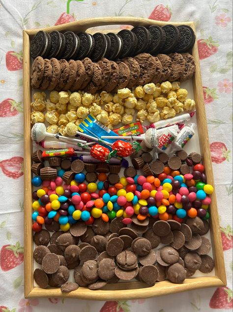 Birthday Party Snack Board, Sleepover Snack Platter, Sleepover Snack Tray, Sleepover Food Snacks Aesthetic, Bored Night Food, Movie Tray Ideas, Movie Snack Tray Ideas, Diy Movie Night Snacks, Snacks For Sleepovers Movie Nights