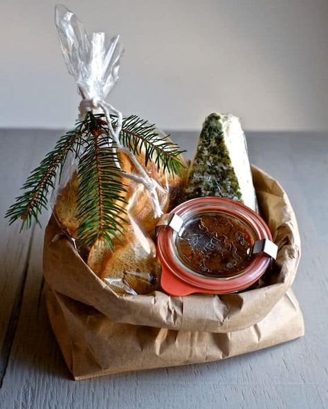 Jam Gift Basket, Diy Christmas Gift Basket Ideas, Diy Edible Gifts, Bread Gifts, Jam Gift, Christmas Gift Baskets Diy, Best Gift Baskets, Kids Gift Baskets, Diy Edible