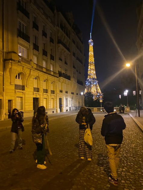 Paris Work Aesthetic, Aesthetic Places In Paris, Study In Paris Aesthetic, Shopping In Paris Aesthetic, Study In Paris, Studying In Paris, Friends In Paris Aesthetic, Paris Reality, Paris Grunge