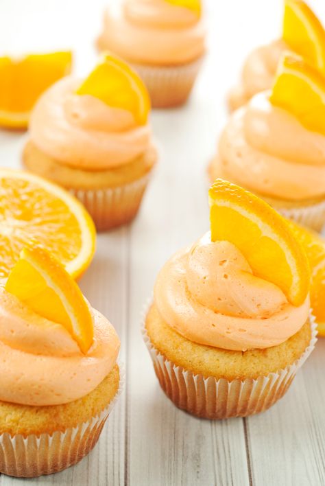 Orange Creamsicle Cupcakes with Vanilla Buttercream Frosting  - moist and spongy, and oh so flavorful. Topped with a decadent buttercream and a fresh slice of orange Orange Creamsicle Cupcakes, Fruit Cupcakes, Orange Dessert, Orange Buttercream, Simple Pantry, Yogurt Flavors, Orange Creamsicle, Cupcake Ideas, Köstliche Desserts