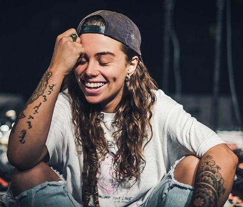 1,099 Likes, 10 Comments - Dapper Tomboy (@officialdappertomboy) on Instagram: “📷 by @hellomikeamico of @tashsultanaofficial! . . . . . . #dappertomboy #tomboy #tomboystyle…” Dapper Tomboy, Below Her Mouth, Tash Sultana, Face Photography, Tomboy Fashion, Woman Crush, Girl Crush, Music Stuff, Gay Pride