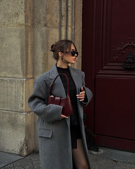 Grey Coat Outfit Winter Classy, Parisian Autumn Style, Stealth Wealth Style, Grey Coat Outfit, Stealth Wealth, Chica Chola, Outfit Office, Latina Outfits, Burgundy Outfit