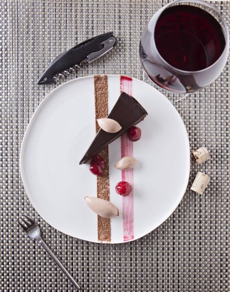 The polyphenols in the dark, rich chocolate of our Flourless Chocolate Cake mirror those in wine and give both a somewhat bitter taste. Although, when paired well, it makes for an awesome balance combination. Serve our Flourless Chocolate Cake with cocoa quenelles and sporadically placed berries and pair with your favorite Chianti or Petite Sirah. Food Plating Design, Street Dessert, Cake Mirror, Flourless Chocolate Torte, Food Photography Dessert, Fancy Desserts Recipes, Food Plating Techniques, Pastry School, Chocolate Wine