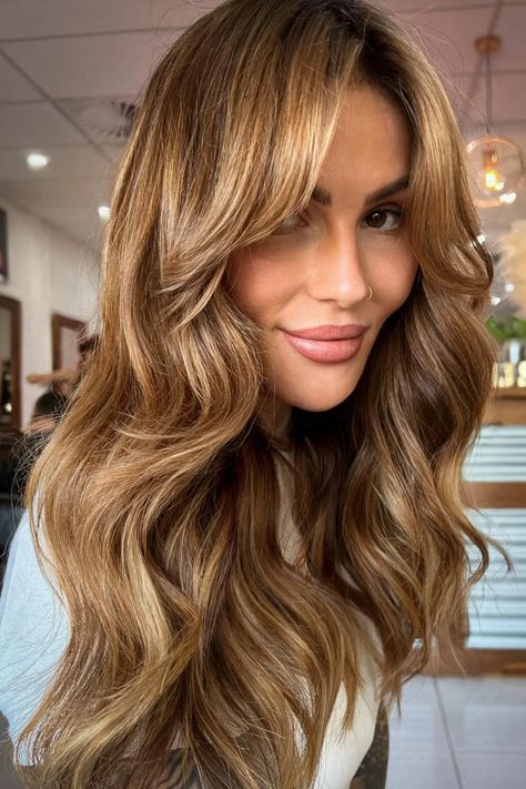 Woman with golden bronde hair. Brown Hair With Golden Balayage, Golden Brown Hair Colors, Balayage Tones, Golden Caramel Highlights, Caramel Bronde, Chestnut Balayage, Light Golden Brown Hair, Golden Balayage, Brown Hair Ideas