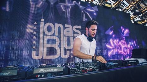 London-based DJ Jonas Blue has dropped a new music video for “Polaroid” featuring former One Direction Liam Payne and Canadian music duo Lennon and Maisy's Lennon Stella. William Singe, Jonas Blue, Dj Record, One Direction Liam Payne, Lennon Stella, Yellow Claw, Install Game, Top Albums, Rosa Gold