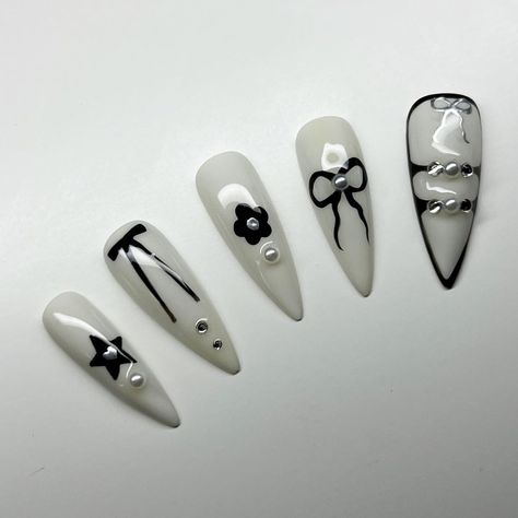 Nana Inspired Nails Anime, Dark Korean Nails, Sandy Liang Nails, Black Korean Nails, Romantic Goth Nails, Acubi Nails, Chunky Nails, Nails Grunge, Spring Nail Designs