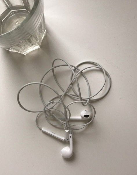 Volume Aesthetic, Ear Phones Aesthetic, Iphone Earphones, Apple Earpods, 29 Days, Japan Aesthetic, Wired Headphones, White Aesthetic, Apple Products