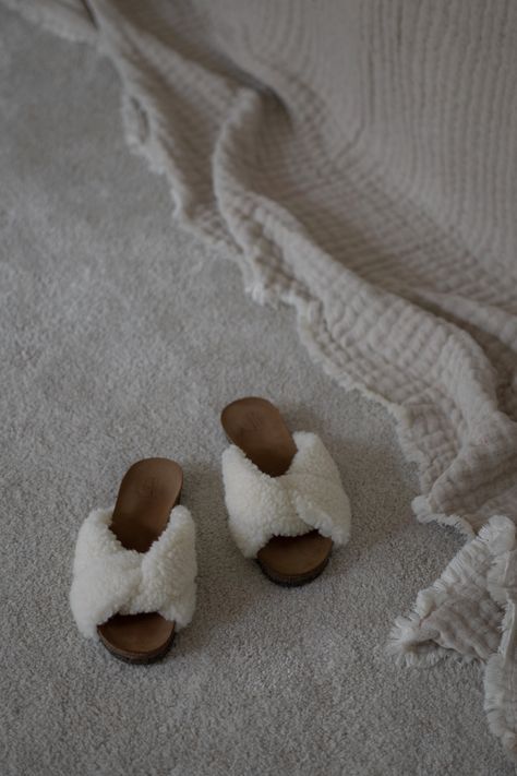 Aesthetic Slippers, Slippers Aesthetic, Everyday Winter Boots, Boots Inspiration, Teddy Slippers, Cozy Winter Boots, Slippers Outfit, Identity Design Inspiration, All Weather Boots