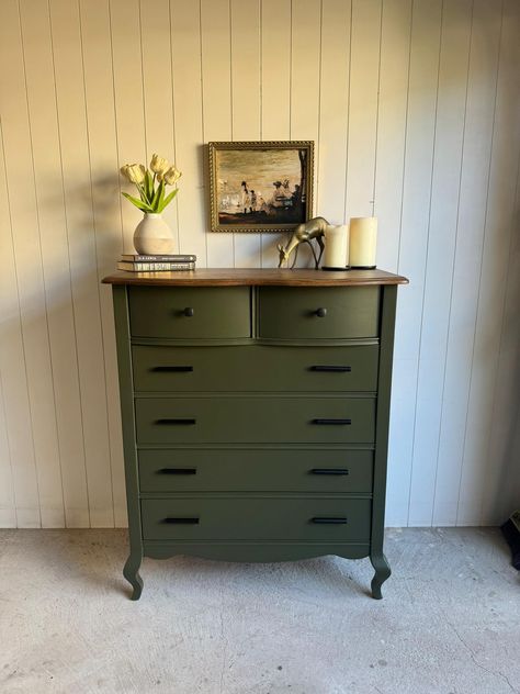 *Shipping is not included in the price. Please message for a shipping quote prior to purchase* Behind the scenes look at this project at IG: Reimaginedfurniturestudios This stunning dresser is solid oak and in excellent condition! Its been fully refurbished inside and out. It offers 6 deep drawers with modern hardware. Its painted in a Dark Forest by Wise Owl Paint and stained in Espresso by Minwax. The whole piece topped with a polyurethane to provide a beautiful satin finish along with water a Painting Wooden Dresser, Refurbished Oak Dresser, Painted Tall Dresser, Dark Green Dresser Makeover, Tall Boy Dresser, Dresser Colors, Green Nightstand Bedroom, Dresser Entryway Ideas, Burnt Orange Dresser