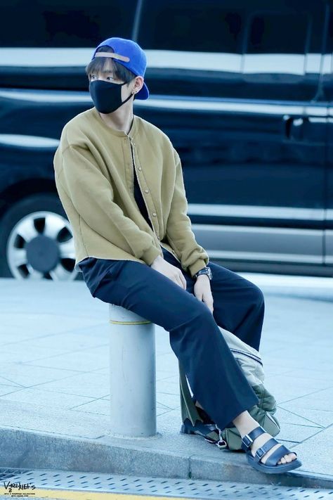 Kim Taehyung Airport Fashion, V Airport Fashion, Kim Taehyung Airport, Taehyung Airport Fashion, Taehyung Fashion, No Feelings, Incheon Airport, Airport Fashion, Incheon