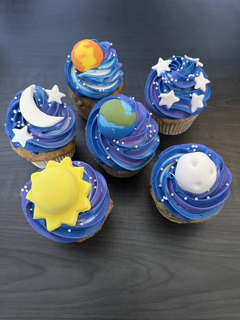 Outer Space Cupcake Ideas, Galaxy Themed Desserts, Space Theme Cake Pops, Space Cupcakes Birthday, Space Theme Cupcakes, Celestial Cupcakes, Space Themed Cupcakes, Planet Cupcakes, Galaxy Themed Cake