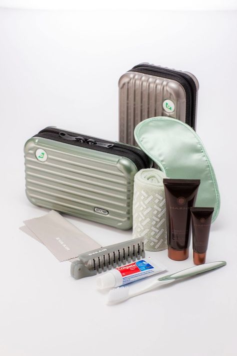 [Royal Laurel Class] EVA Air The Taipei-based airline has managed to make their Royal Laurel Class amenity kits not only useful during flight, but also collectible. Hard-sided cases designed by German luggage maker Rimowa come in one of two colors—crystal green and prosecco. The kits contain products by top Thailand spa Harnn, including moisturizer and lip balm, as well as a microfiber cloth for screen-cleaning. Airline Amenities Kits, Amenity Kits, Eva Air, Best Gift Baskets, Travel Gift Set, Cosmetic Bag Organization, Crystal Green, Luxury Amenities, Packing Design