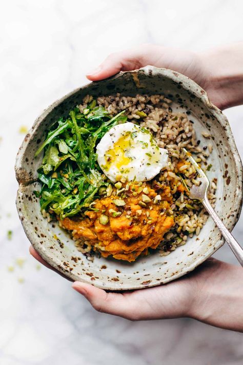 Healing Bowls with Turmeric Sweet Potatoes, Poached Eggs, and Lemon Dressing Healing Bowls, Pinch Of Yum, Red Quinoa, Buddha Bowls, Egg Muffins, Poached Egg, Alkaline Diet, God Mat, Think Food