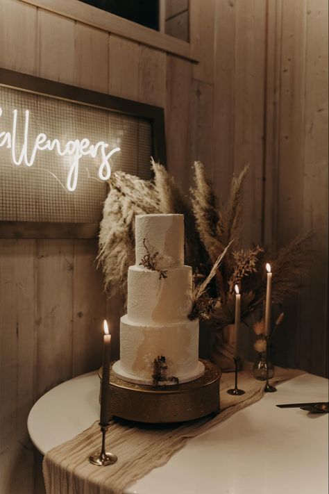 Western Themed Wedding Cakes, Elegant Western Wedding Decor, Boho Wedding Cake Table Decor, Western Cake Table, Western Wedding Food Ideas, Boho Dessert Table Wedding, Boho Cake Table, Boho Wedding Cake Table, Boho Wedding Dessert Table