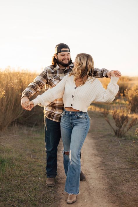 Fall Picture For Couples, Fall Picture Couple Poses, Fall Outfit Couple Pictures, Couples November Photoshoot Outfits, Couple Photoshoot Fall Outfit, Fall Inspired Couple Photoshoot, Couple Poses Fall Photos, Professional Couple Picture Ideas, Fall Pictures For Couples Outfits Country