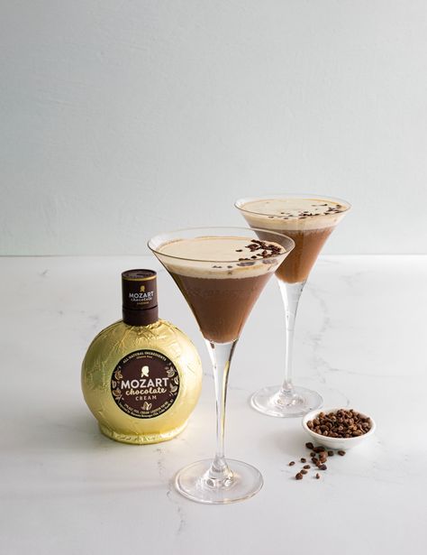 2 oz Mozart Chocolate Cream Liqueur 2 oz vodka 4 tbsps heavy cream, divided 1 shot espresso Chocolate covered espresso beans Fill shaker with ice. Add Mozart, vodka, 1 tbsp heavy cream, & espresso. Shake & divide among glasses. Put the remaining heavy cream in a small jar & shake until thick. Gently pour on top of the martinis. Top with chocolate covered espresso beans & serve. 📸 & 🍸: @glutenfreeandmoremag Must be 21+. Enjoy responsibly. 17% ABV. Imported by @marussiabeveragesusa Espresso Shake, Mozart Chocolate, Chocolate Covered Espresso Beans, Chocolate Liqueur, Chocolate World, Cream Liqueur, Espresso Beans, Chocolate Espresso, Gourmet Chocolate